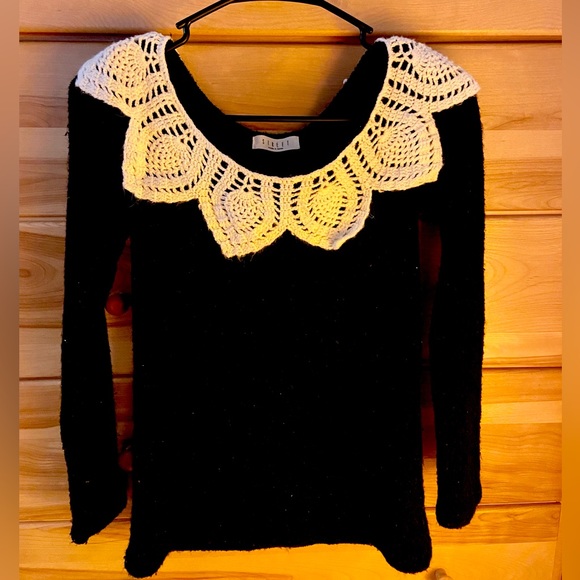 Sweater with pretty lace collar - Picture 2 of 3